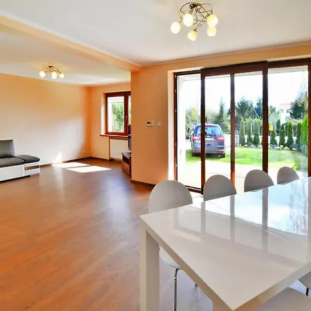 Large Home, Private Garden * 코워브제크