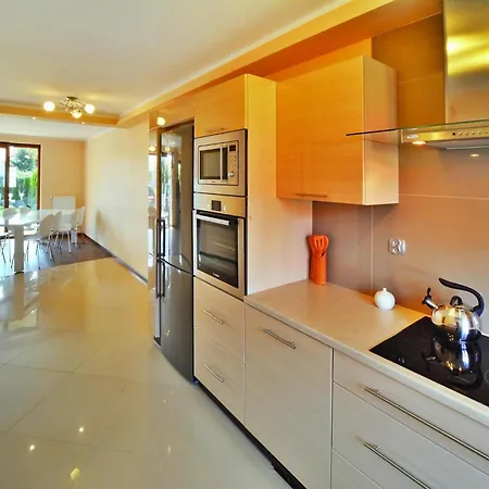 Large Home, Private Garden 펜션