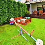 Large Home, Private Garden Dom wakacyjny *