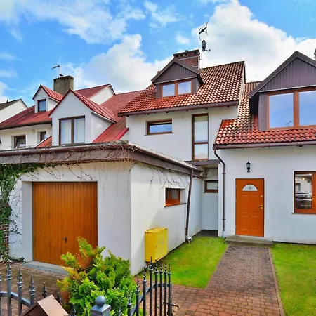 Large Home, Private Garden Dom wakacyjny *