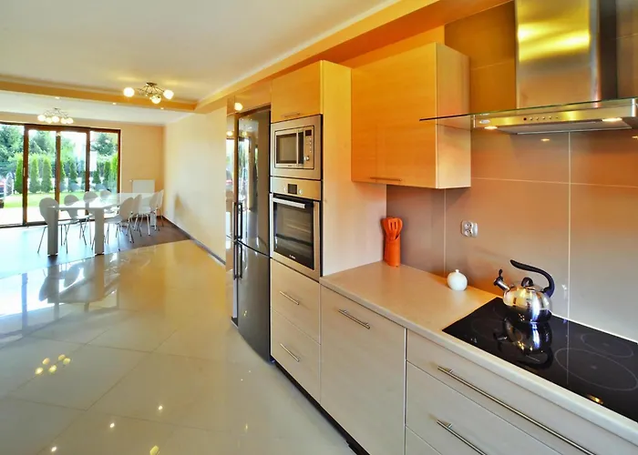 Large Home, Private Garden Будинок відпочинку