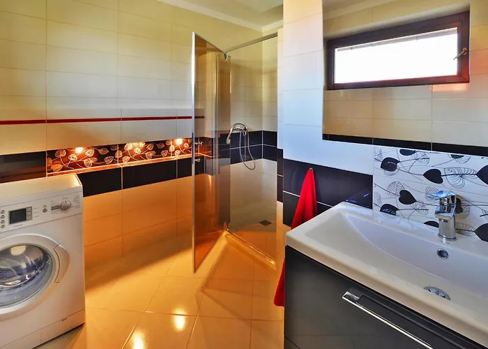 Large Home, Private Garden *