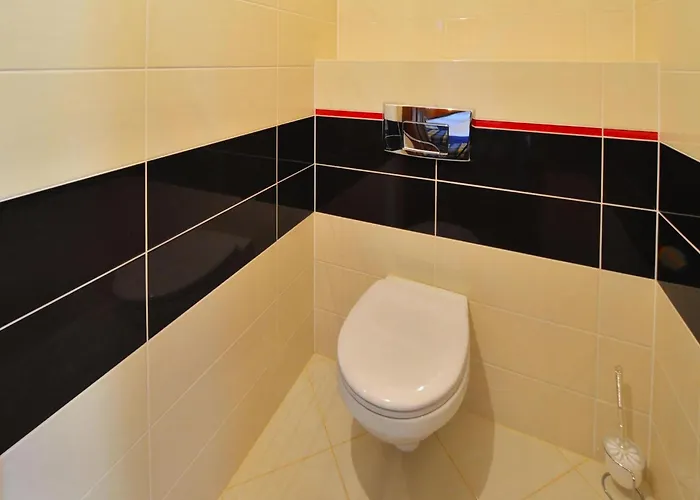 Large Home, Private Garden Будинок відпочинку *