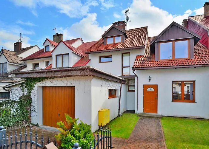 Large Home, Private Garden Будинок відпочинку *